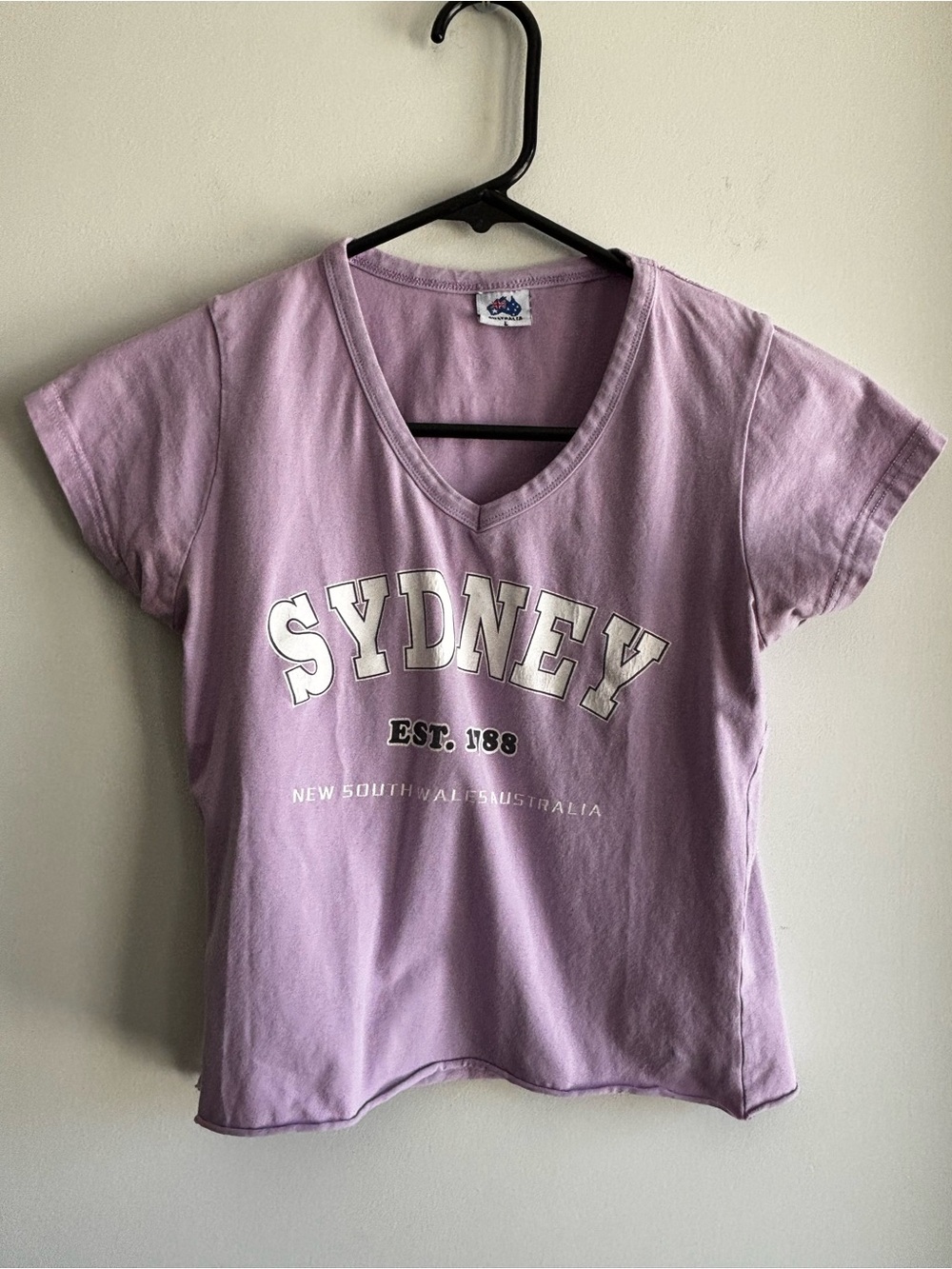 SYDNEY V-Neck Graphic Tee in Lavender